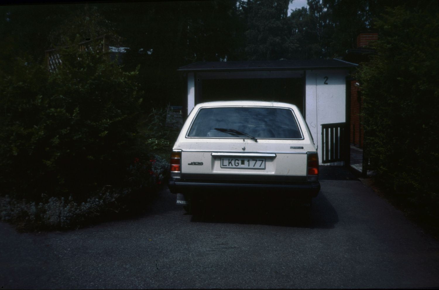 Mazda 929 utanför garaget