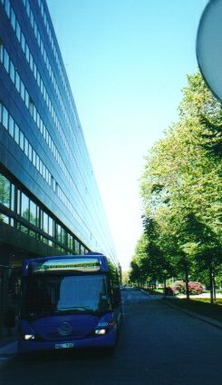 blå buss på Östermalm