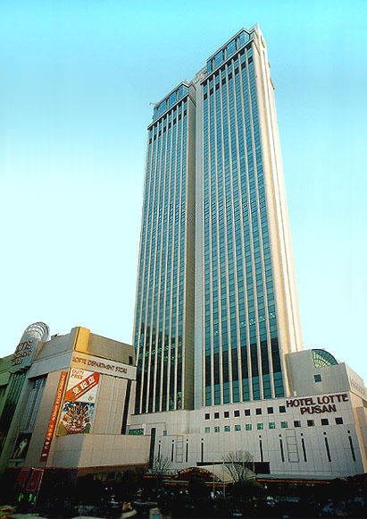 Ett litet hotell och ett höghus i Pusan